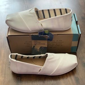 TOMS brand new size 6 white canvas